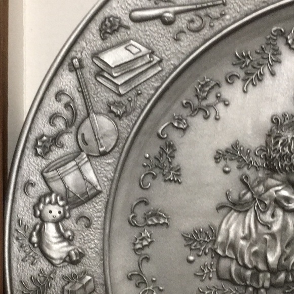 1983 Hallmark Pewter Christmas Plate - Picture 5 of 15